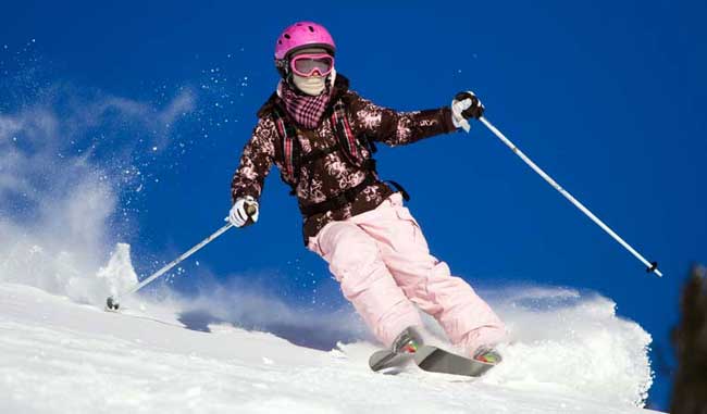 девушка катается на горных лыжах