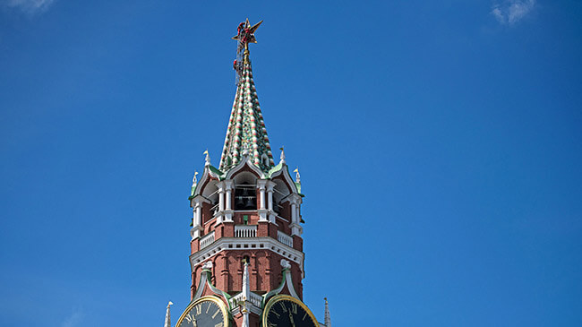 Монтажник на Спасской башне Кремля