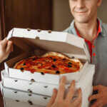 Быстро и вкусно: доставка пиццы прямо к вашей двери!