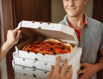 Быстро и вкусно: доставка пиццы прямо к вашей двери!